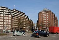 33_48000 Autoverkehr auf der Willy - Brandt- Strasse. Hinter der breiten Verkehrsader Hamburgs liegt der Messberg und die Hamburger Kontorhuser Messberghof und Chilehaus. www.fotograf-hamburg.de