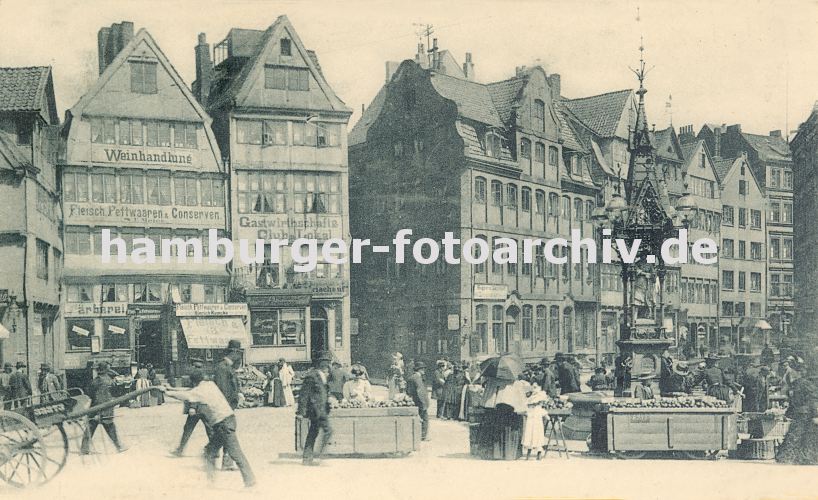 alte Bilder von Hamburger - historische Gebude / Huser in Hamburgs Altstadt , Messberg  33_48001 Blick ber den Markt auf dem Messberg zur Fischerstwiete, rechts der Vierlnder Brunnen - die Vierlnder Buerin blickt Richtung Wandrahmsbrcke. Die Marktfrauen haben ihre Verkaufsstnde aufgebaut und die Ware ausgepackt. In den Husern am Messberg sind die Geschfte geffnet, u. a. haben hier eine Weinhandlung, Fleisch Fettwaare + Conserven, eine Frberei und eine Gastwirtschaft ihren Sitz. www.hamburg-bilder.biz