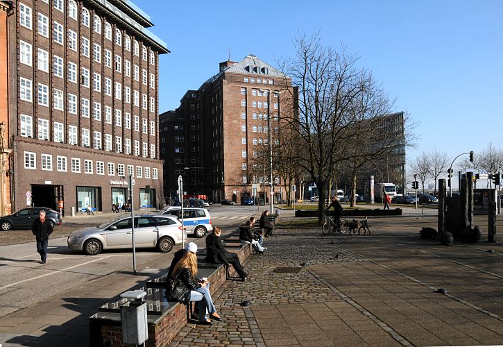 Bilder von Hamburger Touristen Attraktionen Kontorhausviertel in der Altstadt.  33_48002 Blick vom Klingberg zum Messberg im Hamburger Kontorhaus Viertel. Links das Chilehaus, in der Mitte der Messberghof und rechts das Deichtorcenter. . www.fotograf-hamburg.de