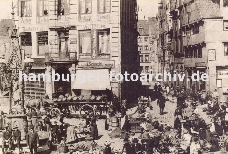 historische Fotos von Hamburg - Bauernmarkt auf dem Messberg, Vierlnder Brunnen.  33_48003 historischer Bauernmarkt auf dem Messberg; am Brunnenrand des Vierlnder Brunnens sitzen zwei Jungen. Der Brunnen wurde 1878 errichtet; unter einem schmiedeeisernen Baldachin steht eine in ihrer Tracht gekleidete Vierlnderin aus Sandstein. Sie wurde von dem Bildhauer Engelbert Pfeiffer geschaffen, der z.B. auch das Bugenhagen Denkmal am Hamburger Johanneum gefertigt hat.  www.hamburg-bilder.biz