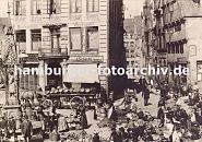 33_48003 historischer Bauernmarkt auf dem Messberg; am Brunnenrand des Vierlnder Brunnens sitzen zwei Jungen. Der Brunnen wurde 1878 errichtet; unter einem schmiedeeisernen Baldachin steht eine in ihrer Tracht gekleidete Vierlnderin aus Sandstein. Sie wurde von dem Bildhauer Engelbert Pfeiffer geschaffen, der z.B. auch das Bugenhagen Denkmal am Hamburger Johanneum gefertigt hat. www.hamburg-bilder.biz