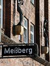 33_48004 Strassenschild mit der Aufschrift MESSBERG vor der Hausfront des Meberghofs; die modernen Skulpturen sind von Lothar Fischer 1996-97 gefertigt worden. www.fotograf-hamburg.de