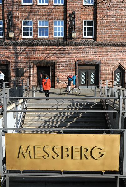 Foto Schild Messberg, Eingang U-Bahn. 33_48006 Schild Messberg am Eingang der U-Bahn- Station Meberg; im Hintergrund das ehem. Ballinhaus und jetzige Kontorhaus Messberghof. www.fotograf- hamburg.de