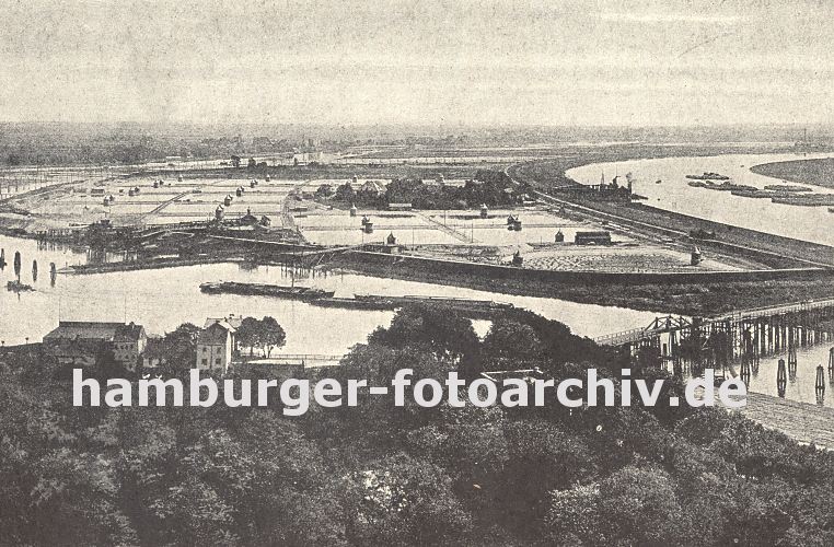 33_48007 Blick auf die Billwerder Insel und dem Wasserwerk in Hamburg Rothenburgsort. Durch den neuen Verlauf der Elbe wurde Kaltehofe 1879 von der Peute in Wilhelmsburg abgetrennt. Vor dieser Elbbegradigung verlief der Fluss durch die Billwerder Bucht und den Holzhafen. Im Vordergrund rechts liegt die Brcke, die die Insel mit Rothenburgsort verbindet - jetzt befindet sich dort das Billwerder Sperrwerk. Auf der Billwerder Insel sind die 22 Filterbecken mit den runden Backsteingebuden der Zu- und Abflussbrunnen zu erkennen. www.hamburger-fotoarchiv.de  historische Fotografie der Wasserwerke auf Kaltehofe / Billwerder Buch