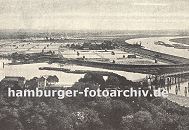 33_48007 Blick auf die Billwerder Insel und dem Wasserwerk in Hamburg Rothenburgsort. Durch den neuen Verlauf der Elbe wurde Kaltehofe 1879 von der Peute in Wilhelmsburg abgetrennt. Vor dieser Elbbegradigung verlief der Fluss durch die Billwerder Bucht und den Holzhafen. Im Vordergrund rechts liegt die Brcke, die die Wasserwerke auf Kaltehofe mit Rothenburgsort verbindet - jetzt befindet sich dort das Billwerder Sperrwerk. Auf der Billwerder Insel sind die 22 Filterbecken mit den runden Backsteingebuden der Zu- und Abflussbrunnen zu erkennen. www.hamburger-fotoarchiv.de