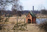 33_48008 Bis zum Bau der Filteranlage auf der Billwerder Insel wurde das Wasser ungefiltert aus der Elbe entnommen und als Trinkwasser ber die Stadtwasseranlage in Rothenburgsort an die Hamburger Bevlkerung verteilt. Rechts im Hintergrund der Wasserturm, der 1848 errichtet wurde - lks. davon der Hamburger Fernsehturm. Im Vordergrund ein Pumpengebude an den Wasserbecken der Feinfilteranlage auf der Billwerder Insel. Bis 1990 war die Filteranlage in Betrieb - allerdings wurde schon ab 1964 kein Elbwasser mehr verwendet sondern die Wasserversorgung fand ber neu gebohrte Grundwasserbrunnen statt. www.fotograf-hamburg.com