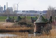 33_48009 Bis zum Bau der Filteranlage auf der Billwerder Insel wurde das Wasser ungefiltert aus der Elbe entnommen und als Trinkwasser ber die Stadtwasseranlage in Rothenburgsort an die Hamburger Bevlkerung verteilt. An den 22 Filterbecken der Feinfilterung standen sich jeweils 2 Pumpengebude gegenber, die fr den Zufluss und Abfluss des Wassers sorgten. Die Filterung des Elbwassers wurde mit Sand und Kies vorgenommen, der aufwndig einmal im Jahr von Hand ausgewechselt werden musste. Im Hintergrund der grne Deich an der Elbe und auf der anderen Seite des Flusses Industrieanlagen auf der Peute in Hamburg Wilhelmsburg. Das Windrad steht auf der ehem. Mlldeponie Georgswerder. www.fotograf-hamburg.com