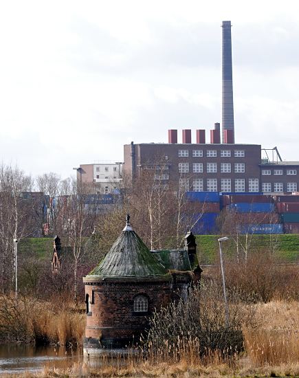 Bilder von Hamburger Industriearchitketur  33_48010 historische Industriearchitektur - Pumpenhaus an den Filterbecken der Wasserwerke Kaltehofe. Im Hintergrund der Elbdeich und am anderen Elbufer ein Containerlager und Industriegebude an der Peutestrasse. www.fotograf-hamburg.com