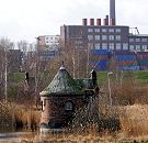 33_48010 historische Industriearchitektur - Pumpenhaus an den Filterbecken der Wasserwerke Kaltehofe. Im Hintergrund der Elbdeich und am anderen Elbufer ein Containerlager und Industriegebude an der Peutestrasse. www.fotograf-hamburg.com