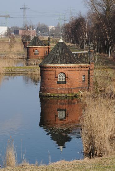 Fotos von Hamburger Industriearchitektur  33_48011 historische Industriearchitektur; Pumpen- haus an den Filterbecken der Wasserwerke Kaltehofe. Anfang der 1990er Jahre fanden berlegungen statt, die ca. 44 ha grosse Wasseranlage auf der Billwerder Insel unter Denkmalschutz zu stellen. www.fotograf- hamburg.com