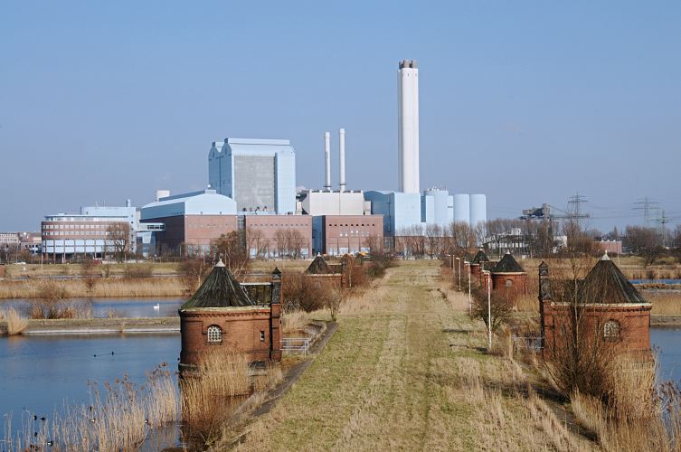 Fotos von Hamburger Industriearchitektur - Kraftwerksgebude Tiefstack, Brunnengebude  33_48012 Bis zum Bau der Filteranlage auf der Billwerder Insel 1898 wurde das Wasser ungefiltert aus der Elbe entnommen und als Trinkwasser ber die Stadtwasseranlage in Rothenburgsort an die Hamburger Bevlkerung verteilt. Nachdem das geschpfte Elbwasser in einem Ablagerungsbecken grob gereinigt wurde floss es in die Feinfilteranlage, die aus 22 offenen Filterbecken bestand. Die Filterung fand ber Kiesschichten und Sandfilter statt, die einmal im Jahr gewechselt werden mussten. Danach wurde das Wasser ber unterirdische Rohrleitungen in den Wasserturm Rothenburgsort gepumpt, der die Verteiung des Trinkwassers fr die Hamburger Bevlkerung vornahm. Die runden turmartigen Backsteingebude an den beiden Enden der Filterbecken sind die Zu- und Abflussbrunnen der Filteranlage. Im Hintergrund das Kraftwerk Tiefstack auf der anderen Seite der Billwerder Bucht. www.fotograf-hamburg.com