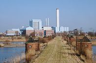 33_48012 Bis zum Bau der Filteranlage auf der Billwerder Insel 1894 wurde das Wasser ungefiltert aus der Elbe entnommen und als Trinkwasser ber die Stadtwasseranlage in Rothenburgsort an die Hamburger Bevlkerung verteilt. Nachdem das geschpfte Elbwasser in Ablagerungsbecken grob gereinigt wurde floss es in die Feinfilteranlage, die aus 22 offenen Filterbecken bestand. Die Filterung fand ber Kiesschichten und Sandfilter statt, die einmal im Jahr gewechselt werden mussten. Danach wurde das Wasser ber unterirdische Rohrleitungen in den Wasserturm Rothenburgsort gepumpt, der die Verteilung des Trinkwassers fr die Hamburger Bevlkerung vornahm. Die runden turmartigen Backsteingebude an den beiden Enden der Filterbecken sind die Zu- und Abflussbrunnen der Filteranlage. Im Hintergrund das Heizkraftwerk Tiefstack auf der anderen Seite der Billwerder Bucht. www.fotograf-hamburg.com