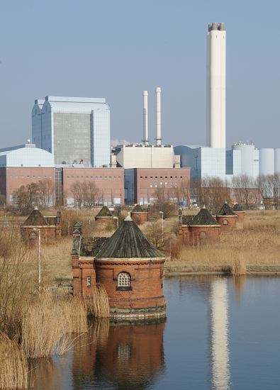 33_48013 Blick ber die runden Brunnengebude an den Filterbecken auf Hamburg Kaltehofe zum Heizkraftwerk Tiefstack an der Billwerder Bucht. www.fotograf- hamburg.com Hamburg Bilder / Fotos aus Rothenburgsort