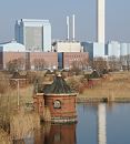 33_48013 Blick ber die runden Brunnengebude an den Filterbecken auf Hamburg Kaltehofe zum Heizkraftwerk Tiefstack an der Billwerder Bucht. www.fotograf- hamburg.com