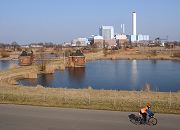 33_48014 Nachdem die Filteranlagen der Wasserwerke Rothenburgsort auf Kaltehofe 1990 still gelegt wurden hat sich in der eingezunten 44 ha grossem Gelnde eine klologische Nische entwickelt. Wasservgel brten dort ungestrt, Krten und Frsche nutzen die Wasserbecken als Laichgebiet. Die Deichstrasse auf der Billwerder Insel ist fr den Durchgangsverkehr gesperrt - sie wird von Fussgngern, Radfahrern und Rollerscatern genutzt, um Richtung Tatenberger Schleuse oder in die Vier- und Marschlande zu kommen. www.fotograf- hamburg.com