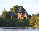 33_48015 Blick von der Norderelbe zur Billwerder Insel; das gelbe Backsteingebude hinter dem Elbdeich wird aufgrund der verspielten Grnderzeit-Architektur auch "Mrchenschloss" genannt. In ihm war u.a. das Laboratorium der Wasserwerke untergebracht, in dem die Wasserqualitt des gefilterten Wassers der Filteranlage Kaltehofe geprft wurde. www.fotograf-hamburg.com