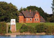 33_48016 Blick von der Norderelbe zum dem Uferbereich, an dem fr das Wasserwerk Rothenburgsort Wasser aus der Elbe genommen wurde. Das Gebude hinter dem Deich gehrt zu den Verwaltungs- und Industriegebuden, die an der Grobfilteranlage von den Wasserwerken errichtet wurden. Am Elbufer eine Pegelanzeige, die ausser Betrieb ist. www.fotograf- hamburg.com