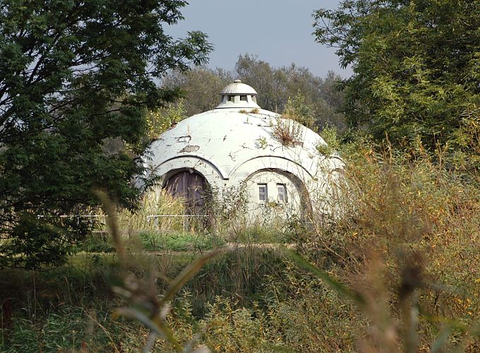 Hamburger Fotografie - Fotos von der Billwerder Insel Kaltehofe, Pumpanlage.  33_48018 Der kuppelfrmige Bau beinhaltet das Pumpwerk am Ablagerungsbecken auf der Billwerder Insel. Nachdem die Nutzung der Wasserklranlage um 1990 zur Gnze eingestellt wurde, hat sich auf dem eingezunten 44 ha groen Gelnde eine kologische Nische entwickelt, die von der Natur wieder eingenommen wird - auf dem Dach der Pumpanlage wachsen Strucher. www.fotograf-hamburg.com