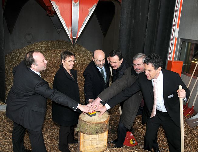 Pressefotos Erffnung, Start Holzheizkraftwerk Hamburg - Lohbrgge   33_48020 Mit einem symbolischen Knopfdruck wird das Holzheizkraftwerk in Hamburg- Lohbrcke offiziell gestartet. Die Hamburger Stadtentwicklungs- und Umweltsenatorin Anja Hajduk(2.v.lks.) re. daneben der Saga/GWG-Vorstandsvorsitzende Michael Sachs und der Ingenieur Wolfgang Schuler in dessen Bro das Kraftwerk entwickelt wurde. Ganz rechts Anton Lutz, Vorstand des Betreibers KWA. Im Hintergrund Holzspne und der Greifer, der durch den Knopfdruck gestartet wird und die Holzschnitzel in das Holzlager transportiert.  www.fotograf-hamburg.com