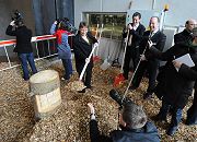 33_48022 Die anwesende Hamburger Presse nimmt den Termin wahr, um sich ein Bild vom der Arbeitsweise des Holzheizkraftwerks zu machen. Ein Pressefotograf lsst die Hamburger Stadtentwicklungs- und Umweltsenatorin Anja Hajduk fr ein Foto Holzspne schaufeln. Auf der Einweihungsrede hat die Senatorin hervor gehoben, dass das neue Werk ganz den Zielen des Senats, den Anteil der Wrmeerzeugung aus erneuerbaren Energien fr den Gebudebereich in Hamburg zu erhhen entspricht. Die Anlage vereint kologische und finanzielle Aspekte miteinander, nmlich die Verringerung der CO2-Emission und eine kostensparende Energie fr Wrmekunden.  www.fotograf-hamburg.com