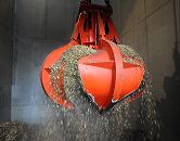 33_48023 Der Greifer nimmt die Holzspne nach der Anlieferung auf und transportiert seine Fracht in das hohe Silo in dem der Rohstoff fr die Energiegewinnung gelagert wird.  Tglich werden ca. 5 - 7 Lastwagenladungen des geschredderten Holz fr die Energiegewinnung bentigt. Fr die geplanten 50 - 60 Millionen Kilowattstunden im Jahr an erzeugter Wrme und 13 Millionen Kilowattstunden Strom werden ca. 30.000 Tonnen naturbelassenes Holz gebraucht. Dies soll aus der Landschaftspflege kommen wie z. B. zerkleinertes Knickholz oder im Frhling beschnittene Bume, deren sten dann im Holzschredder zerkleinert werden. www.fotograf-hamburg.com