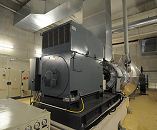 33_48032 Generator im Holzheizkraftwerk Hamburg Lohbrgge. Neben den 50 - 60 Millionen Kilowattstunden Wrme werden auch 13 Millionen Kilowattstunden Strom im Jahr erzeugt. Durch den Einsatz der Kraft-Wrme-Kopplung wird die im Holzbrennstoff enthaltene Energie optimal ausgenutzt. Insgesamt werden auf diese Weise 23.000 Tonnen-Emission pro Jahr eingespart. www.fotograf-hamburg.com