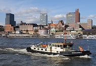 33_48040 Hamburger Hafen - Panorama; Eingangsgebude des Alten Elbtunnel und Teile der St. Pauli Landungsbrcken; Hochhuser bestimmen die Silhouette am Elbufer - dazwischen sind die historischen Gebude vom Hamburger Tropeninstitut und der Navigationsschule. In der Bildmitte das kupfergedeckte Kuppelgebude vom Eingang des Alten Elbtunnels, der restauriert wird. Das Vermessungsschiff Deepenschriewer II des Amtes fr Strom- und Hafenbau Hamburg misst die Wassertiefe der Elbe mittels Peilung im Hamburger Hafen. Der St. Pauli Elbtunnel wurde 1911 erffnet - ca. 4400 Arbeitskrfte arbeiteten fast vier Jahre an den beiden 426m langen Tunnelrhren. Auf zwei Fahrbahnen knnen Fussgnger und PKW die Elbe in 24m Tiefe unterqueren - Fahrsthle transportieren die Autos und Menschen hinunter.  www.bilder-hamburg.de