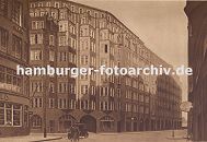 33_48047 Blick vom Schopenstehl in die Niedernstrasse, Ecke Kattrepel zum Montanhof. Das grosse expressionistische Klinkergebude im Hamburger Kontorhausviertel wurde von den Architekten Distel + Grubitz entworden und 1926 fertig gestellt.  www.fotograf-hamburg.de