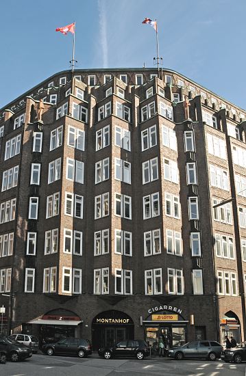 33_48050 Eingangsbereich vom Klinker-Kontorhaus Montanhof. Das expressionistische Brogebude wurde von den Architekten Distel + Grubitz fr das  im Hamburger Kontorhausviertel entworden.www.fotograf- hamburg.de