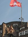 33_48051 Die Hamburgflagge weht auf dem Gebudedach des Montanhofs; das expressionistische Klinkergebude der Architekten Distel + Grubitz ist mit Skulpturen an der Hausfassade dekoriert. www.fotograf- hamburg.de