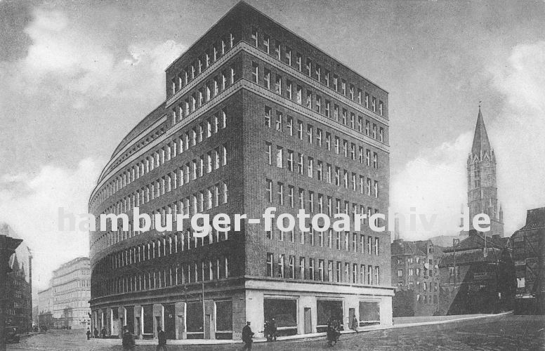 historische Hamburger Fotografie - Kontorhausviertel / Mohlenhof am Burchardplatz 33_48055 Das Kontorhaus Mohlenhof am Burchardplatz wurde 1928 nach den Entwrfen der Architekten Schoch, zu Putlitz und Klophaus fertig gestellt. Links die Niedernstrasse, dort im im Hintergrund das Miramarhaus am Schopenstehl, Ecke Kattrepel; rechts noch die historische Bebauung der Hamburger Altstadt mit dem Gngeviertel an der Steinstrasse und der Kirchturm der St. Jakobikirche. www.hamburg-bilder.biz