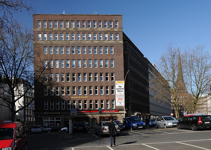 Hamburg - Bilder - Kontorhausviertel, Burchardplatz / Mohlenhof   33_48056 Das Kontorhaus Mohlenhof am Burchardplatz wurde 1928 nach den Entwrfen der Architekten Schoch, zu Putlitz und Klophaus fertig gestellt. Im Hintergrund lks. der Kirchturm der St. Jakobikirche. www.fotograf-hamburg.de