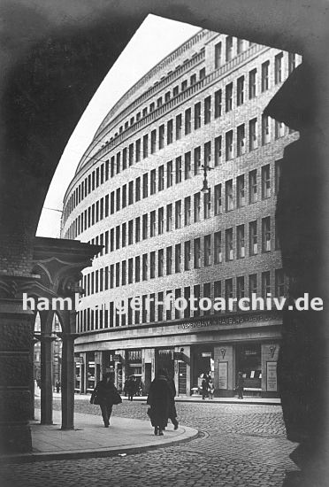 Hamburg - Fotos aus dem Kontorhausviertel   33_48057 Blick aus der Durchfahrt der Fischerstwiete am Chilehaus ber dieNiedernstrasse zum Kontorhaus Mohlenhof ca.1930. Der Mohlenhof wurde nach den Entwrfen der Architekten Schoch, zu Putlitz und Klophaus 1928 fertig gestellt. www.hamburg-bilder.biz