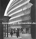 33_48057 Blick aus der Durchfahrt der Fischerstwiete am Chilehaus ber die Niedernstrasse zum Kontorhaus Mohlenhof ca.1930. Der Mohlenhof wurde nach den Entwrfen der Architekten Schoch, zu Putlitz und Klophaus 1928 fertig gestellt. www.hamburg-bilder.biz