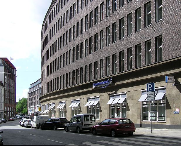 Hamburg - Fotos von den Strassen und Gebuden der Stadt.  33_48058 Blick ber die Niedernstrasse zum Kontorhaus Mohlenhof - im Hintergrund das Miramarhaus am Schopenstehl.. www.hamburg-fotograf.com