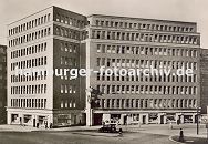 33_48060 Blick ber den Burchardplatz zum Kontorhaus Mohlenhof; der Burchardplatz bildet das Zentrum des Hamburger Kontorhausviertels - er ist nach dem ehemaligen Hamburger Brgermeister Johann Heinrich Burchard benannt (1852 - 1912). www.hamburg-bilder.biz