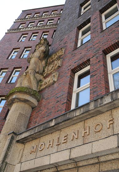 Fassade Hamburger Kontorhaus Mohlenhof   33_48061 Der Schriftzug des Hamburger Kontorhauses "Mohlenhof" ist an der Fassade des Gebudes ange- bracht. www.hamburg-fotos.org