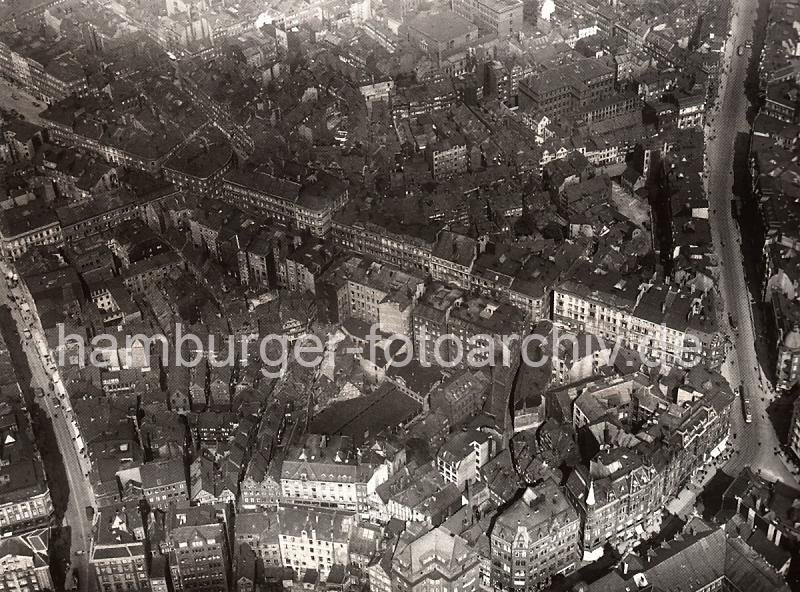 >Historische Hamburgbilder - Luftaufnahme des Gngeviertels. Blick auf das  Gngeviertel zwischen Kaiser-Wilhelm- Str. + Fuhlentwiete, Caffamacherreihe. 01_019_52 Blick auf die Gngeviertel zwischen Kohlhfen, Kaiser-Wilhelm-Strasse, Fuhlentwiete und Valentinskamp. Als Gngeviertel wurden die besonders eng bebauten Wohnquartiere in einigen Teilen der Hamburger Altstadt und Neustadtbezeichnet. Die Gngeviertel waren grtenteils mit Fachwerkhusern bebaut, deren Wohnungen zumeist nur durch schmale Straen und ber Hinterhfe und den Gngen zwischen den Husern zu erreichen waren.  In den Gngevierteln wohnten meist mittlere und rmere Bevlkerungsschichten; aufgrund der schlechten hygienischen Zustnde, aber auch aus sozialen und politischen Bestrebungen begannen bereits zum Ende des 19. Jahrhunderts die ersten Sanierungsmanahmen durch Abriss. Das letzte grere Gngeviertel wurde schlielich in den 1960er Jahren abgerissen.