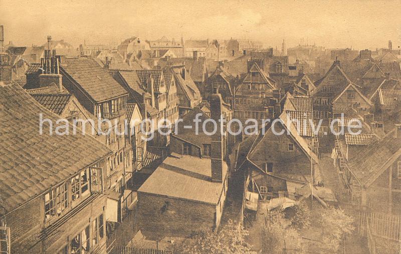 Historische Hamburgbilder - Luftaufnahme von den Dchern des Gngeviertels. Blick auf die engen verwinkelten Gassen und Dcher eines Hamburger Gngeviertels. 02_020 Als Gngeviertel wurden die besonders eng bebauten Wohnquartiere in einigen Teilen der Hamburger Altstadt und Neustadtbezeichnet. Die Gngeviertel waren grtenteils mit Fachwerkhusern bebaut, deren Wohnungen zumeist nur durch schmale Straen und ber Hinterhfe und den Gngen zwischen den Husern zu erreichen waren.  In den Gngevierteln wohnten meist mittlere und rmere Bevlkerungsschichten; aufgrund der schlechten hygienischen Zustnde, aber auch aus sozialen und politischen Bestrebungen begannen bereits zum Ende des 19. Jahrhunderts die ersten Sanierungsmanahmen durch Abriss.