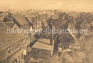 Historische Hamburgbilder - Luftaufnahme von den Dchern des Gngeviertels. Blick auf die engen verwinkelten Gassen und Dcher eines Hamburger Gngeviertels. 