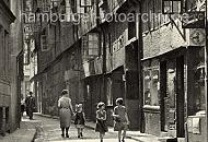 Historische Fotos vom Hamburger Gngeviertel. Fachwerkhuser und Kinder im Rademachergang&nbsp.