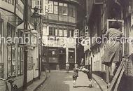 Historische Hamburger Architekturfotografien. Schmale Gasse mit Kopfsteinpflaster in einem Gngeviertel.</title>