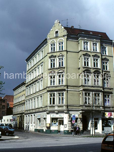 Hamburg-Bilder - Architekturfotos Gngeviertel. Eckgebude Speckstrasse / Caffamacherreihe (ca. 1976).  08_076_4 Vereinzelt sind heute nur wenige Bauten der Hamburger Gngeviertel erhalten; dazu zhlt auch der Gebude-Komplex zwischen Valentinskamp, Caffamacherreihe und Speckstrae; erwurde 2009 von der Hansestadt Hamburg an einen Investor verkauft. Etwa zwlf Huser mit wertvoller, weitgehend originaler Altbausubstanz sollten laut Planungen  zu 80% abgerissen und derRest restauriert und aufgestockt werden.Dazu zhlten auch unter Denkmalschutz gestellte Gebude; seit ca. 2002 ist dieses Quartier bereits entmietet und die Huser verfielen.Seit dem 22. August 2009 besetzten ca. 200 Knstler das Gngeviertel und fordern sowohl Raum fr Kreative als auch den kompletten Erhalt der historischen Gebude. Diese Initiative namens Komm in die Gnge will „ein selbstverwaltetes, ffentliches und lebendiges Quartier mit kulturellen und sozialen Nutzungen“ schaffen. Am 15. Dezember 2009 hat der Senat der Hansestadt Hamburg das Areal von dem Investor zurck gekauft, ein neues Entwicklungskonzept soll die zuknftige Nutzung der Gebude festlegen.