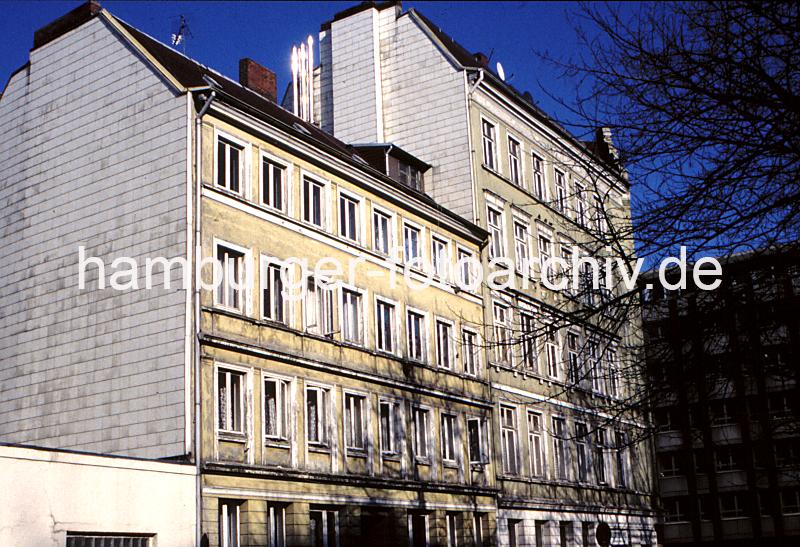 Hamburg-Bilder - Architekturfotos Gngeviertel; Hamburger Grnderzeitarchitektur. Hausfassaden Speckstrasse Ecke Caffamacherreihe (ca. 1976).  09_076_5 Vereinzelt sind heute nur wenige Bauten der Hamburger Gngeviertel erhalten; dazu zhlt auch der Gebude-Komplex zwischen Valentinskamp, Caffamacherreihe und Speckstrae; erwurde 2009 von der Hansestadt Hamburg an einen Investor verkauft. Etwa zwlf Huser mit wertvoller, weitgehend originaler Altbausubstanz sollten laut Planungen  zu 80% abgerissen und derRest restauriert und aufgestockt werden. Dazu zhlten auch unter Denkmalschutz gestellte Gebude; seit ca. 2002 ist dieses Quartier bereits entmietet und die Huser verfielen.Seit dem 22. August 2009 besetzten ca. 200 Knstler das Gngeviertel und fordern sowohl Raum fr Kreative als auch den kompletten Erhalt der historischen Gebude. Diese Initiative namens Komm in die Gnge will „ein selbstverwaltetes, ffentliches und lebendiges Quartier mit kulturellen und sozialen Nutzungen“ schaffen. Am 15. Dezember 2009 hat der Senat der Hansestadt Hamburg das Areal von dem Investor zurck gekauft, ein neues Entwicklungskonzept soll die zuknftige Nutzung der Gebude festlegen.