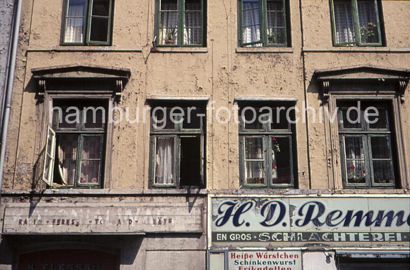 Hamburger Architekturfotos aus dem Gngeviertel; Hausfassade, alte Holzfenster. Renovierungsbedrftige Hausfassade, die Farbe blttert ab - die Holzfenster sind verrottet. 10_076_6 Vereinzelt sind heute nur wenige Bauten der Hamburger Gngeviertel erhalten; dazu zhlt auch der Gebude-Komplex zwischen Valentinskamp, Caffamacherreihe und Speckstrae; erwurde 2009 von der Hansestadt Hamburg an einen Investor verkauft. Etwa zwlf Huser mit wertvoller, weitgehend originaler Altbausubstanz sollten laut Planungen  zu 80% abgerissen und derRest restauriert und aufgestockt werden. Dazu zhlten auch unter Denkmalschutz gestellte Gebude; seit ca. 2002 ist dieses Quartier bereits entmietet und die Huser verfielen.Seit dem 22. August 2009 besetzten ca. 200 Knstler das Gngeviertel und fordern sowohl Raum fr Kreative als auch den kompletten Erhalt der historischen Gebude. Diese Initiative namens Komm in die Gnge will „ein selbstverwaltetes, ffentliches und lebendiges Quartier mit kulturellen und sozialen Nutzungen“ schaffen. Am 15. Dezember 2009 hat der Senat der Hansestadt Hamburg das Areal von dem Investor zurck gekauft, ein neues Entwicklungskonzept soll die zuknftige Nutzung der Gebude festlegen.