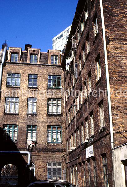 Architekturfotos aus dem Gngeviertel. Historische Industriearchitektur, Torweg zum Valentinskamp (ca. 19769.  11_076_7 Vereinzelt sind heute nur wenige Bauten der Hamburger Gngeviertel erhalten; dazu zhlt auch der Gebude-Komplex zwischen Valentinskamp, Caffamacherreihe und Speckstrae; erwurde 2009 von der Hansestadt Hamburg an einen Investor verkauft. Etwa zwlf Huser mit wertvoller, weitgehend originaler Altbausubstanz sollten laut Planungen  zu 80% abgerissen und derRest restauriert und aufgestockt werden. Dazu zhlten auch unter Denkmalschutz gestellte Gebude; seit ca. 2002 ist dieses Quartier bereits entmietet und die Huser verfielen.Seit dem 22. August 2009 besetzten ca. 200 Knstler das Gngeviertel und fordern sowohl Raum fr Kreative als auch den kompletten Erhalt der historischen Gebude. Diese Initiative namens Komm in die Gnge will „ein selbstverwaltetes, ffentliches und lebendiges Quartier mit kulturellen und sozialen Nutzungen“ schaffen. Am 15. Dezember 2009 hat der Senat der Hansestadt Hamburg das Areal von dem Investor zurck gekauft, ein neues Entwicklungskonzept soll die zuknftige Nutzung der Gebude festlegen.