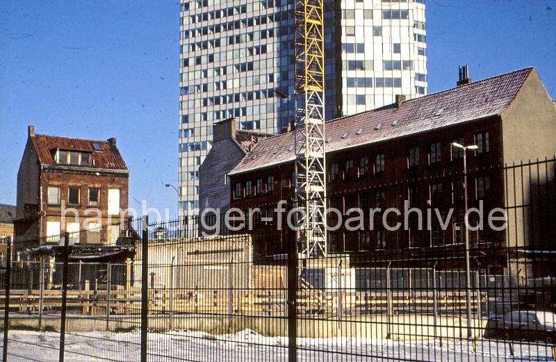 Architektur-Fotografien aus dem Hamburger Gngeviertel; historische Wohnhuser. Baustelle im Gngeviertel am Valentinskamp / Speckstrae - Unileverhochhaus  (ca. 1976).  3_076_9 Vereinzelt sind heute nur wenige Bauten der Hamburger Gngeviertel erhalten; dazu zhlt auch der Gebude-Komplex zwischen Valentinskamp, Caffamacherreihe und Speckstrae; erwurde 2009 von der Hansestadt Hamburg an einen Investor verkauft. Etwa zwlf Huser mit wertvoller, weitgehend originaler Altbausubstanz sollten laut Planungen  zu 80% abgerissen und derRest restauriert und aufgestockt werden. Dazu zhlten auch unter Denkmalschutz gestellte Gebude; seit ca. 2002 ist dieses Quartier bereits entmietet und die Huser verfielen.Seit dem 22. August 2009 besetzten ca. 200 Knstler das Gngeviertel und fordern sowohl Raum fr Kreative als auch den kompletten Erhalt der historischen Gebude. Diese Initiative namens Komm in die Gnge will „ein selbstverwaltetes, ffentliches und lebendiges Quartier mit kulturellen und sozialen Nutzungen“ schaffen. Am 15. Dezember 2009 hat der Senat der Hansestadt Hamburg das Areal von dem Investor zurck gekauft, ein neues Entwicklungskonzept soll die zuknftige Nutzung der Gebude festlegen.