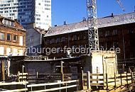 14_076_10 Vereinzelt sind heute nur wenige Bauten der Hamburger Gngeviertel erhalten; dazu zhlt auch der Gebude-Komplex zwischen Valentinskamp, Caffamacherreihe und Speckstrae; er wurde 2009 von der Hansestadt Hamburg an einen Investor verkauft. Etwa zwlf Huser mit wertvoller, weitgehend originaler Altbausubstanz sollten laut Planungen  zu 80% abgerissen und der Rest restauriert und aufgestockt werden. Dazu zhlten auch unter Denkmalschutz gestellte Gebude; seit ca. 2002 ist dieses Quartier bereits entmietet und die Huser verfielen. Seit dem 22. August 2009 besetzten ca. 200 Knstler das Gngeviertel und fordern sowohl Raum fr Kreative als auch den kompletten Erhalt der historischen Gebude. Diese Initiative namens Komm in die Gnge will „ein selbstverwaltetes, ffentliches und lebendiges Quartier mit kulturellen und sozialen Nutzungen“ schaffen. Am 15. Dezember 2009 hat der Senat der Hansestadt Hamburg das Areal von dem Investor zurck gekauft, ein neues Entwicklungskonzept soll die zuknftige Nutzung der Gebude festlegen. 