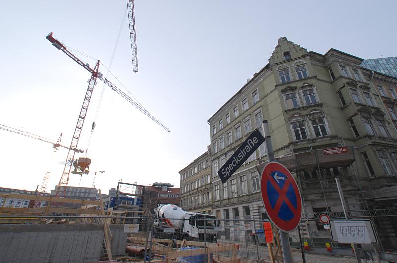 Bilder aus Hamburg - historische Architektur in der Speckstrasse Baustelle und Baukrne zwischen Kaiser-Wilhlem-Strasse und Kaffamacherreihe  (2007).  15_9663 Baustelle an der Speckstrasse - auf dem Areal zwischen Kaffamacherreihe und Kaiser-Wilhelm-Strasse entsteht das Brahms-Quartier. Auf dem 10 000m grossen Grundstck sollen 70 Wohnungen und ein grosser Brokomplex entstehen. Rechts die historische Bebauung mit Grnderzeit-Wohnhusern, die zu dem sogen. Gngeviertel gehren. Die Huser sind seit 2002 "entmietet".