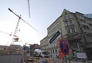 15_9663 Baustelle an der Speckstrasse - auf dem Areal zwischen Kaffamacherreihe und Kaiser-Wilhelm-Strasse entsteht das Brahms-Quartier. Auf dem 10 000m grossen Grundstck sollen 70 Wohnungen und ein grosser Brokomplex entstehen. Rechts die historische Bebauung mit Grnderzeit-Wohnhusern, die zu dem sogen. Gngeviertel gehren. Die Huser sind seit 2002 "entmietet".